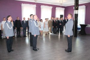 Dowódca uroczystości składa meldunek Zastępcy Komendanta Wojewódzkiego Policji w Bydgoszczy