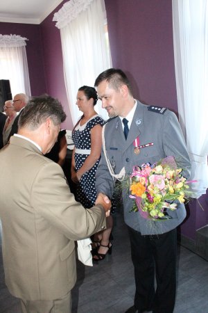 Komendant Powiatowy Policji w Sępólnie Krajeńskim otrzymuje życzenia od przedstawiciela nadleśnictwa