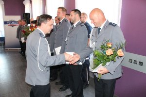 Zastępca Komendanta Powiatowego Policji w Sępólnie Krajeńskim składa gratulacje Naczelnikowi Wydziału Kryminalnego