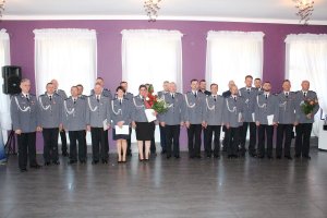 Wspólne zdjęcie funkcjonariuszy i pracowników KPP w Sępólnie Krajeńskim
