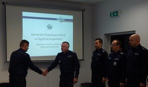 Naczelnik WPiRD składa meldunek Z-cy Komendanta Wojewódzkiego Policji w Bydgoszczy