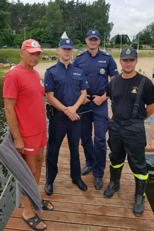Policjanci, strażacy i ratownicy na pomoście